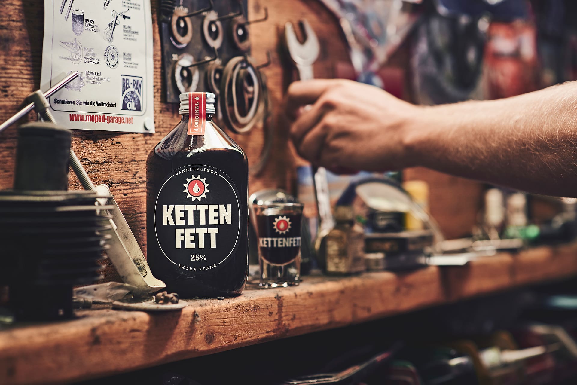 Wie Bekommt Man Kettenfett Aus Kleidung KETTENFETT Lakritzlikör, 500ml Kanne • Kettenfett Lakritzlikör